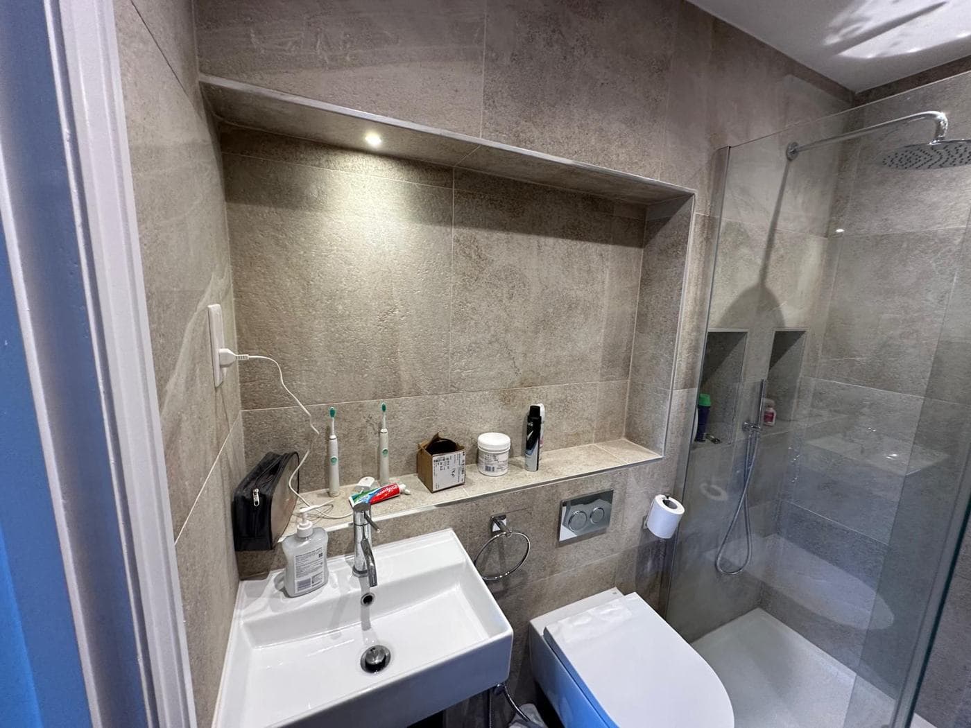Shower room with large-format stone-effect tiles, niche and glass screen — rcbGroup project